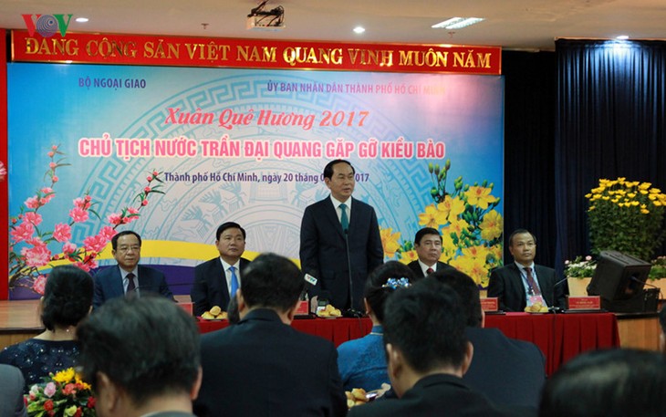 President Tran Dai Quang meets overseas Vietnamese  - ảnh 1